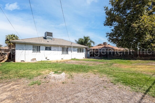 Building Photo - 3 Bedroom/1 Bath Home - $1695 Per Month!
