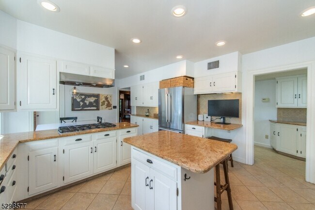 Building Photo - 3 Greenview Way