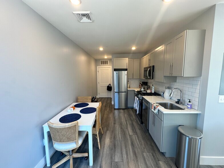 Building Photo - 55 W 5th St