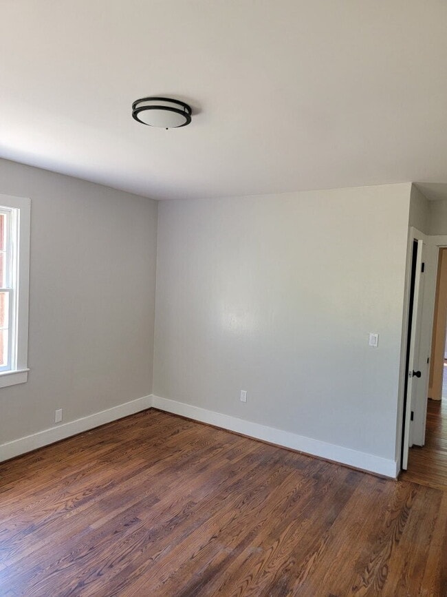 Building Photo - "Charming 3-Bed Retreat with Gleaming Hard...