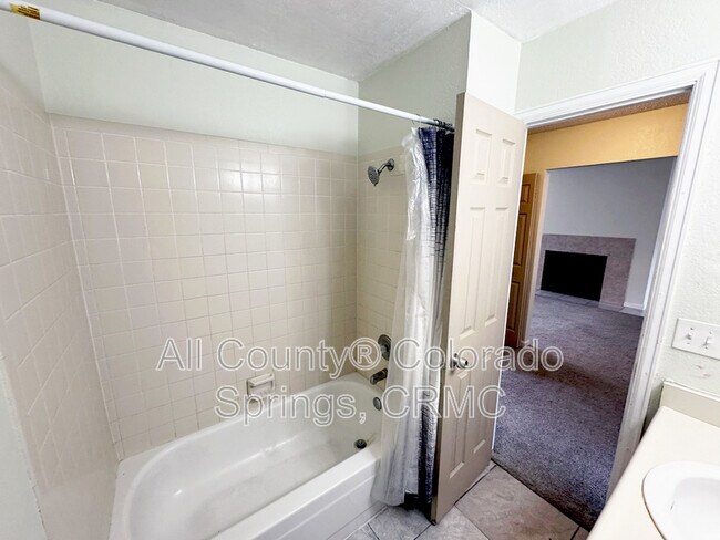 Building Photo - 915 Hathaway Dr