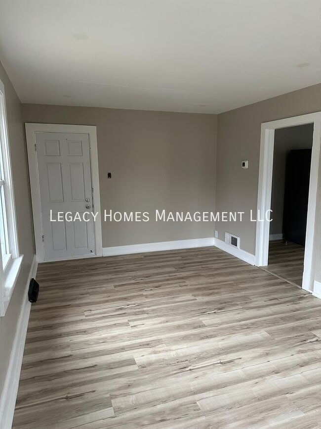 Building Photo - 962 Lakeview Dr