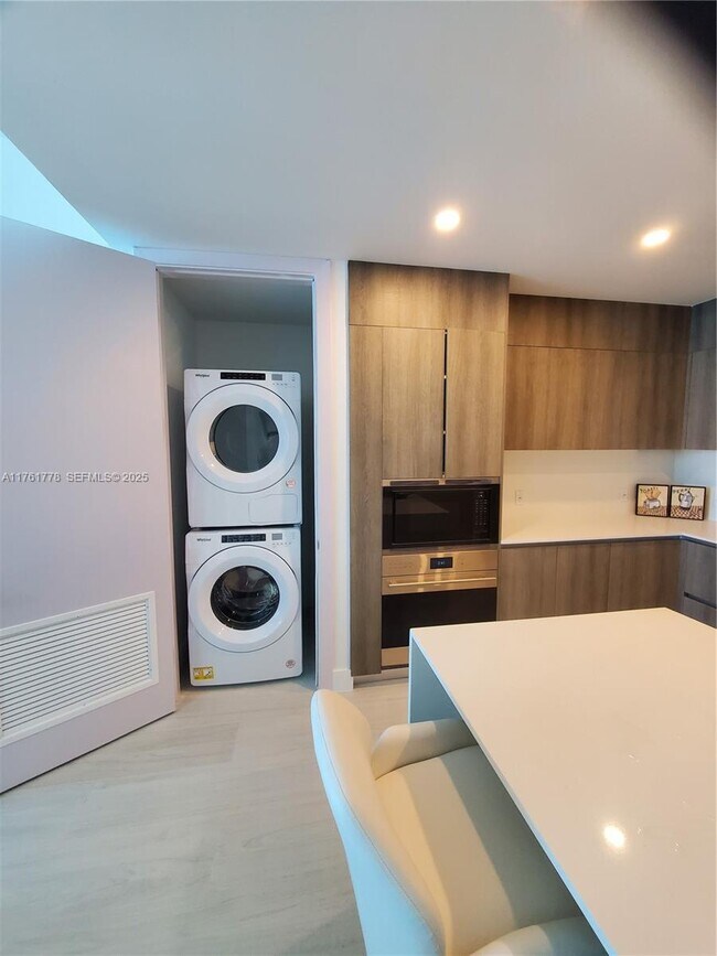 Building Photo - 17550 Collins Ave