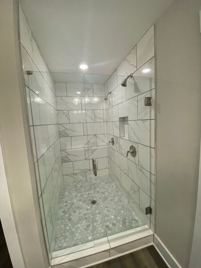Building Photo - 5 Bed 3 Bath in Stone Mountain!