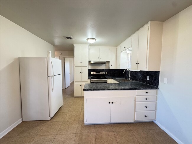 Building Photo - 2205 Farr St