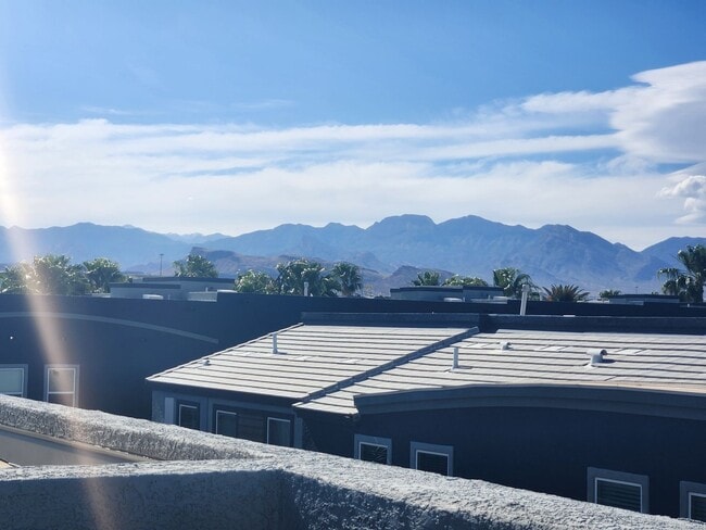 Building Photo - Unique condo with rooftop Strip Views and modern amenities.