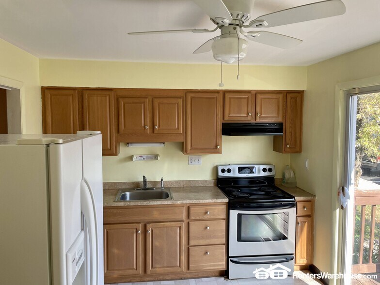 Building Photo - 9923 Valley Park Dr