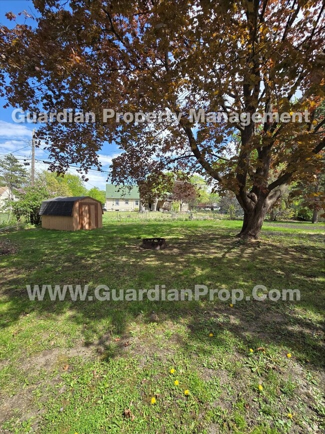 Building Photo - Bloomington Single Family Home, 2 Car Garage, new kitchen appliances!