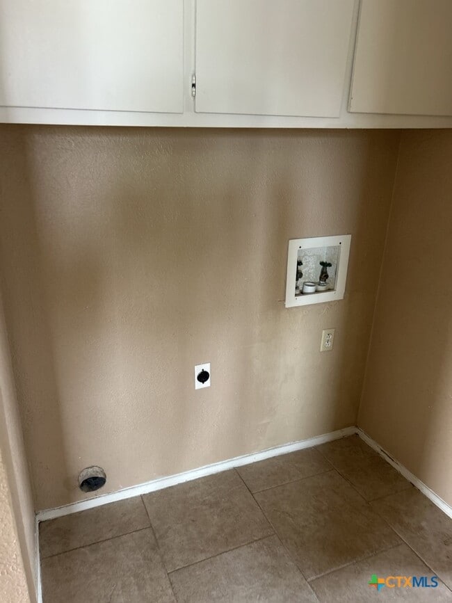 Building Photo - 2405 Shoemaker Dr