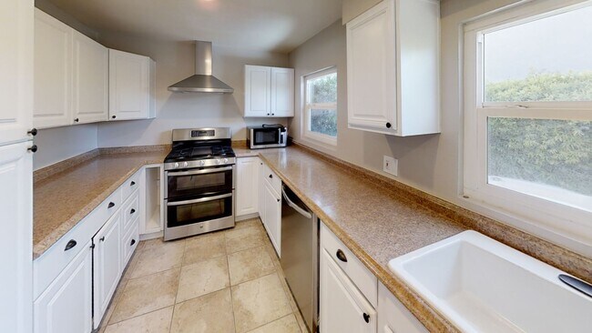 Building Photo - 5121-5123 E Falls View Dr