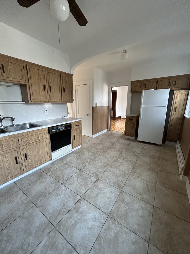 Very large kitchen w/ lots of cabinets - 105 Sadler Rd