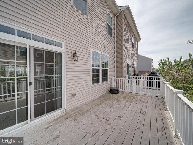 Building Photo - 8832 Englewood Farms Dr