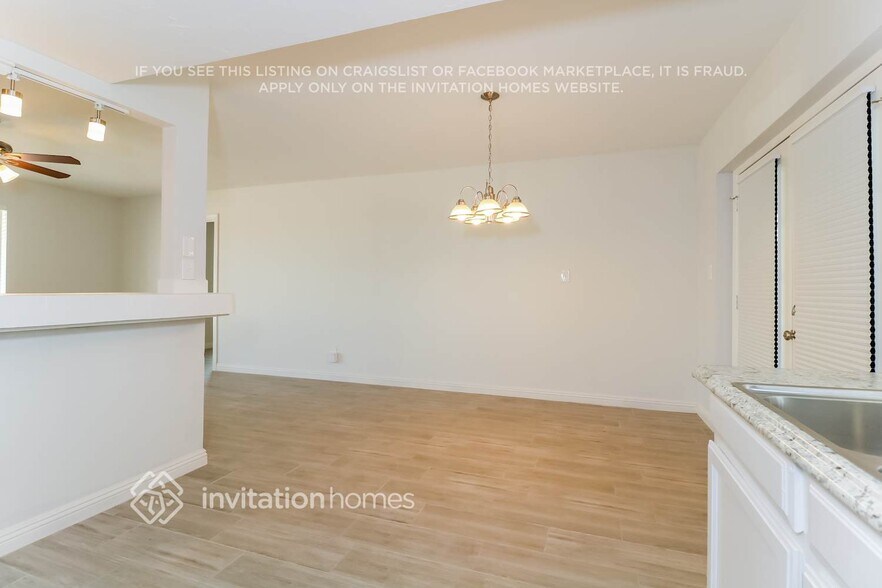 Building Photo - 8929 W Devonshire Ave