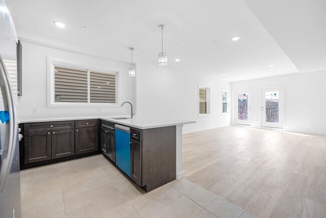 Building Photo - 418 11th St