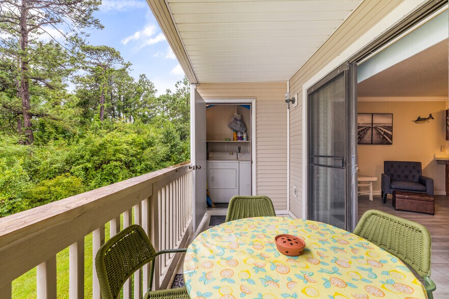 Building Photo - 1095 Plantation Dr W