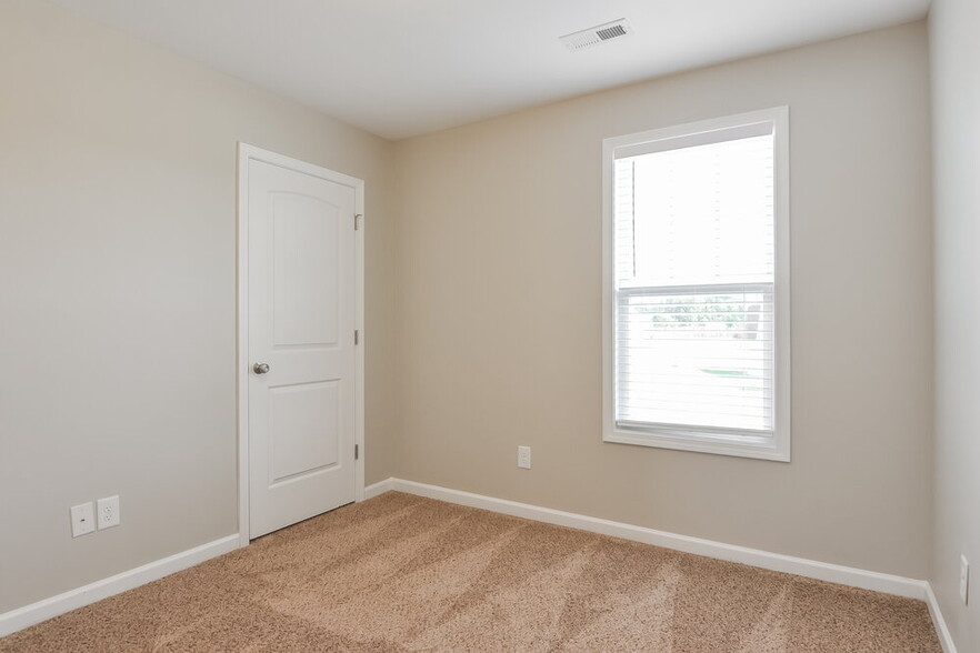 Building Photo - 930 Sandyhill Rd