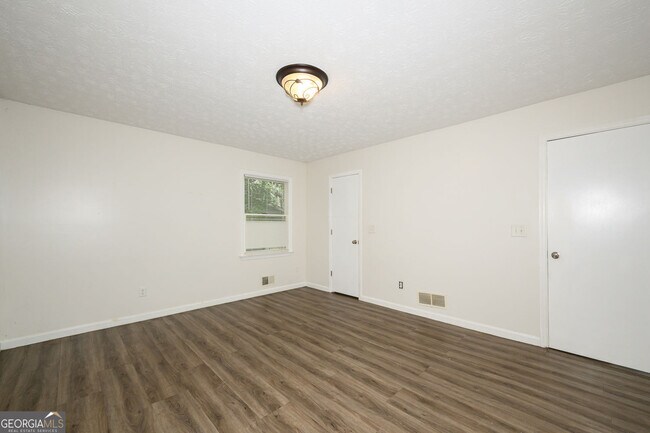 Building Photo - 2100 Whitebluff Way NE