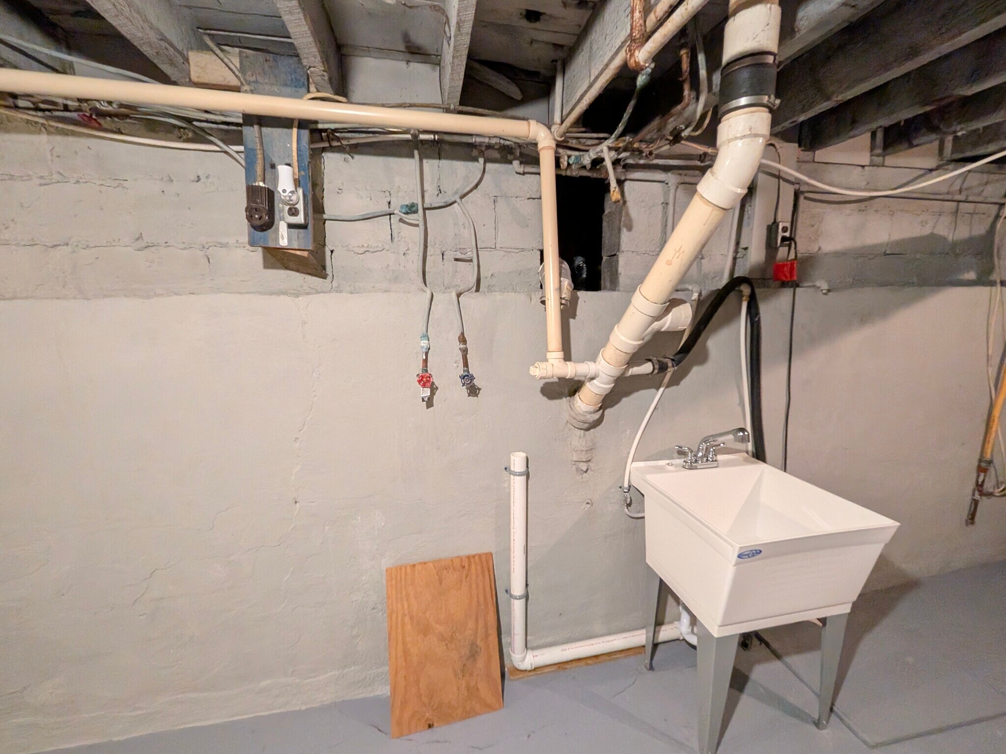 Washer & Dryer Hook Up - 123 E North St