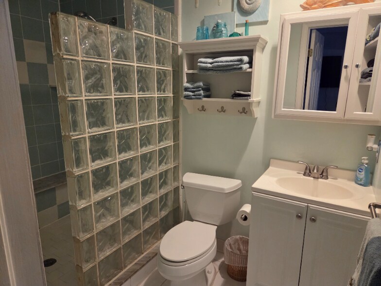 Building Photo - 1811 Eastern Dr