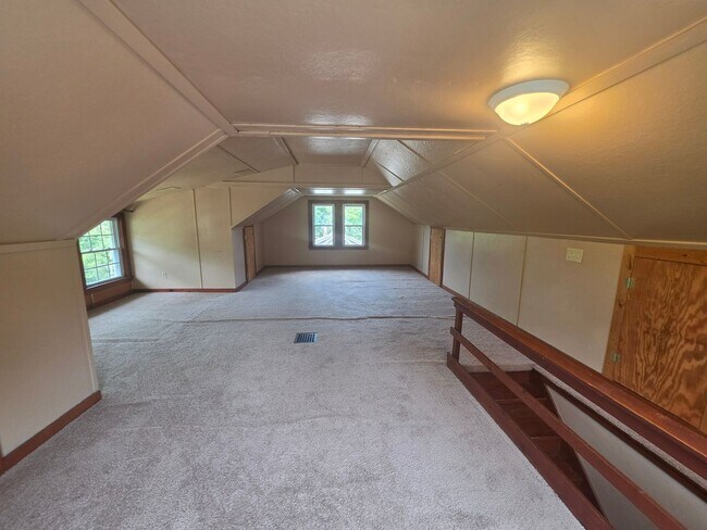 Building Photo - Kent Ohio 2 Bedroom 1.5 Bath 2 Bonus Rooms.
