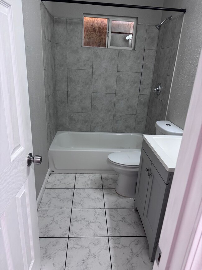 Building Photo - Nice 3 bedroom 1 bath home