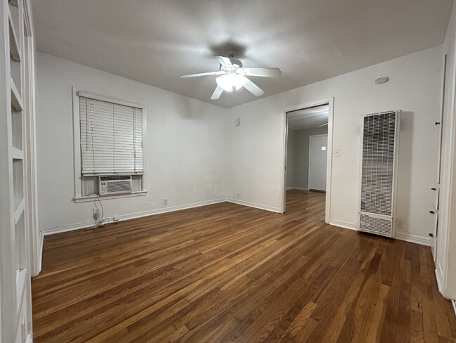 Building Photo - Charm, Comfort and Convenience!