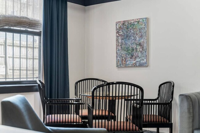 Building Photo - 1423 W Addison St