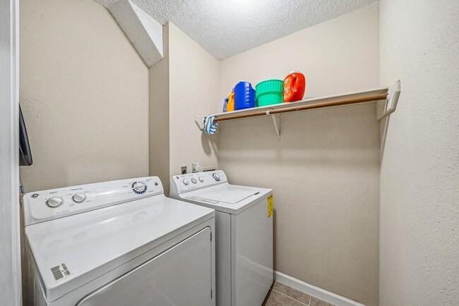 Building Photo - 9915 Villa Verde Dr