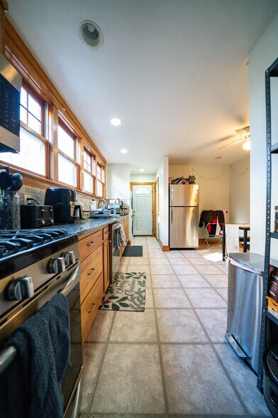 Building Photo - 202 Calumet St