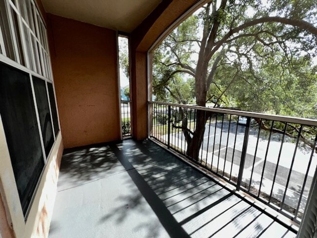Building Photo - MOVE IN NOW! 2x2 WITH FRESH INTERIOR PAINT & LAMINATE WOOD FLOORING! PRIVATE BALCONY!!!