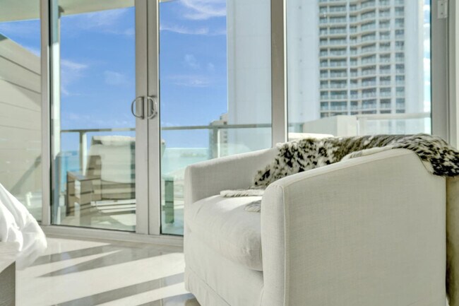 Building Photo - 3100 N Ocean Dr