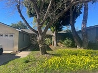 Building Photo - Single Level Nice Neighborhood Groups Welcome!