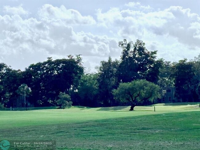 Building Photo - 1055 Country Club Dr