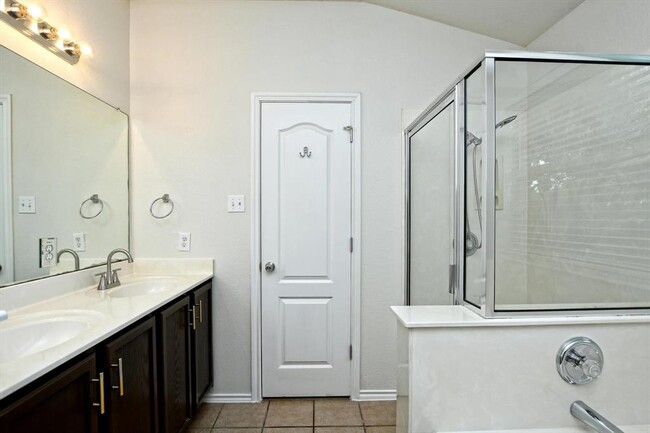 Building Photo - 2112 Mir Woods Dr