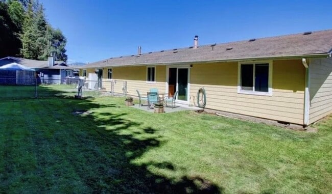 Building Photo - 3 Bedroom, 1 Bathroom Duplex