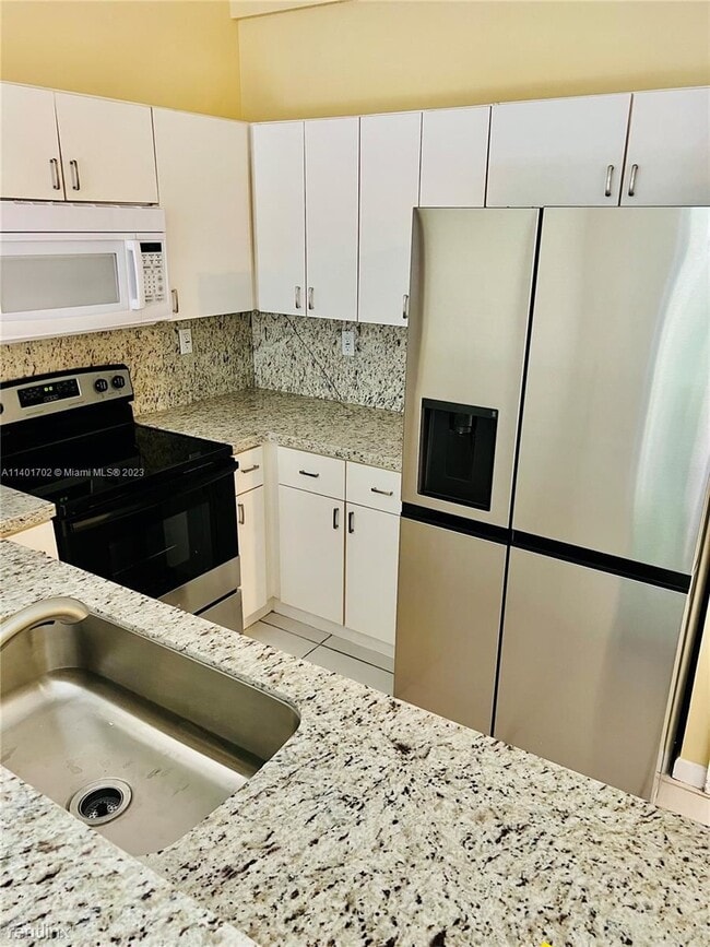 Building Photo - 3 br, 2.5 bath Townhome - 7661 S Southwood...
