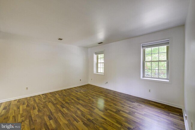 Building Photo - 1403 E Abingdon Dr