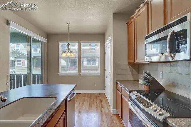 Building Photo - Beautiful 2 bedroom townhouse near Pine Cr...