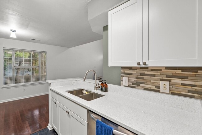 Building Photo - Rent in Virginia Beach!