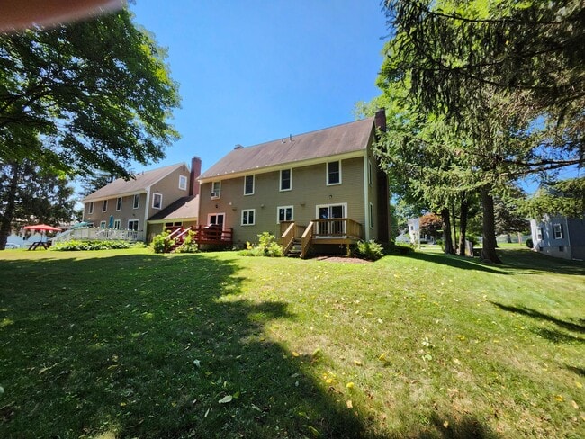 Building Photo - Newton Manor 3 Bedroom Townhome
