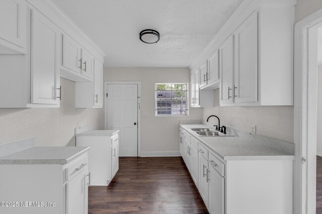 Building Photo - 2013 W 6th St