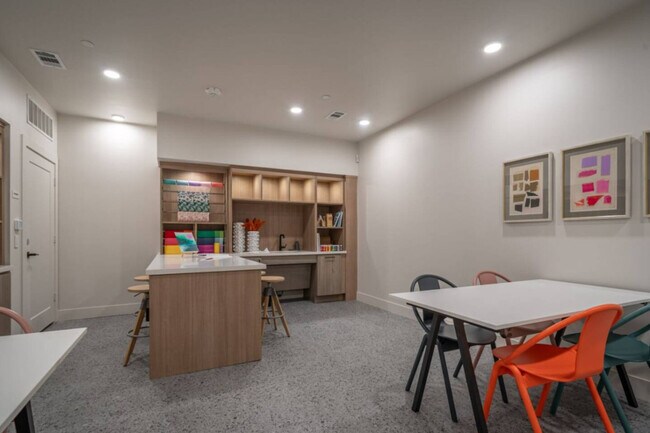 Building Photo - 714 Richmond Ave.