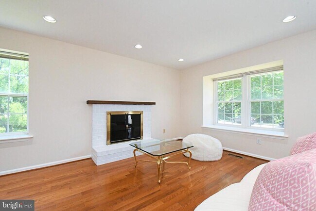Building Photo - 2489 Hillendale Dr