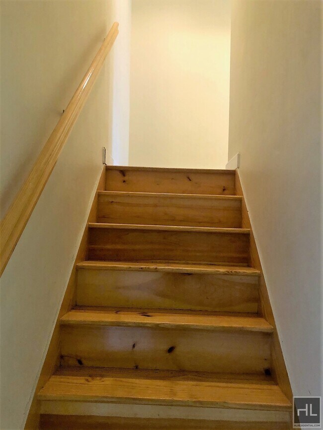 Building Photo - 869 E 95th St