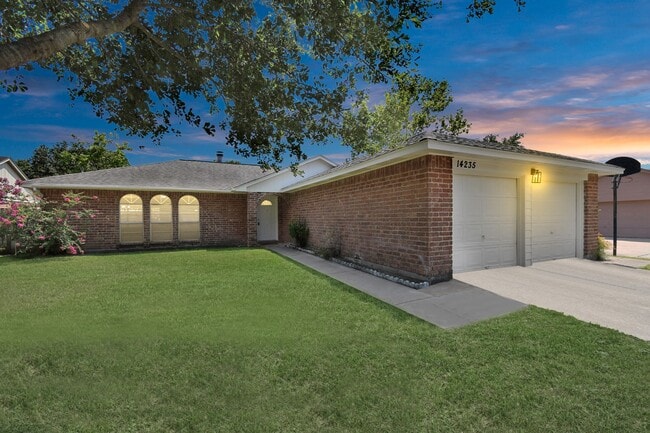 Building Photo - 14235 Bella Dr