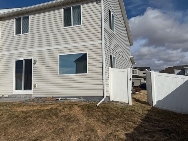 Building Photo - House For Lease