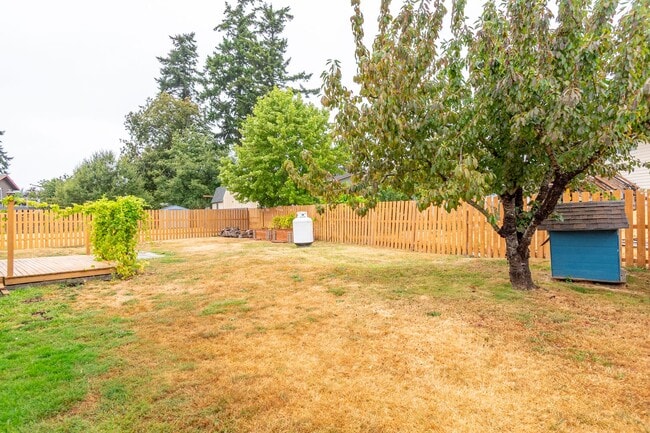 Building Photo - Welcome to this 3 Bed 2 Bath Home Close To Town