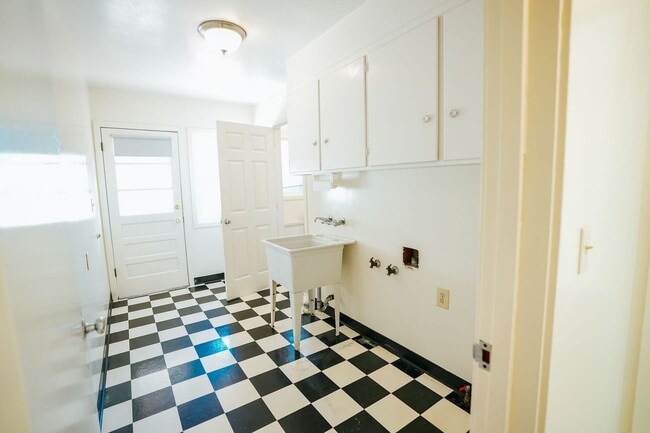 Building Photo - 1911 H St