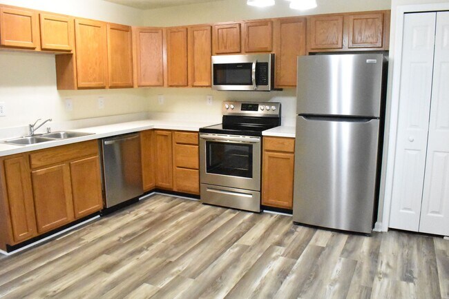 Building Photo - Coventry Creek Townhome