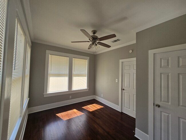 Building Photo - 328 Robinson Pl